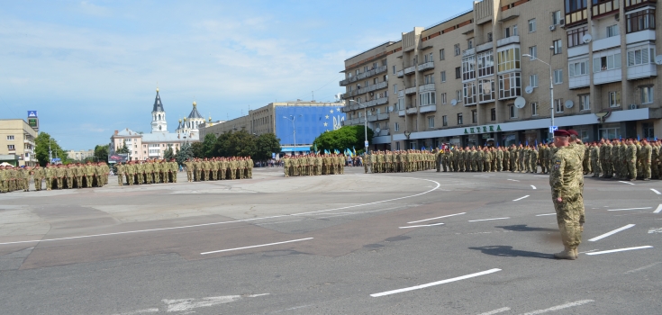 Квіти, нагороди, листівки солдатам, сльози радості – Житомир зустрів свою 95 бригаду