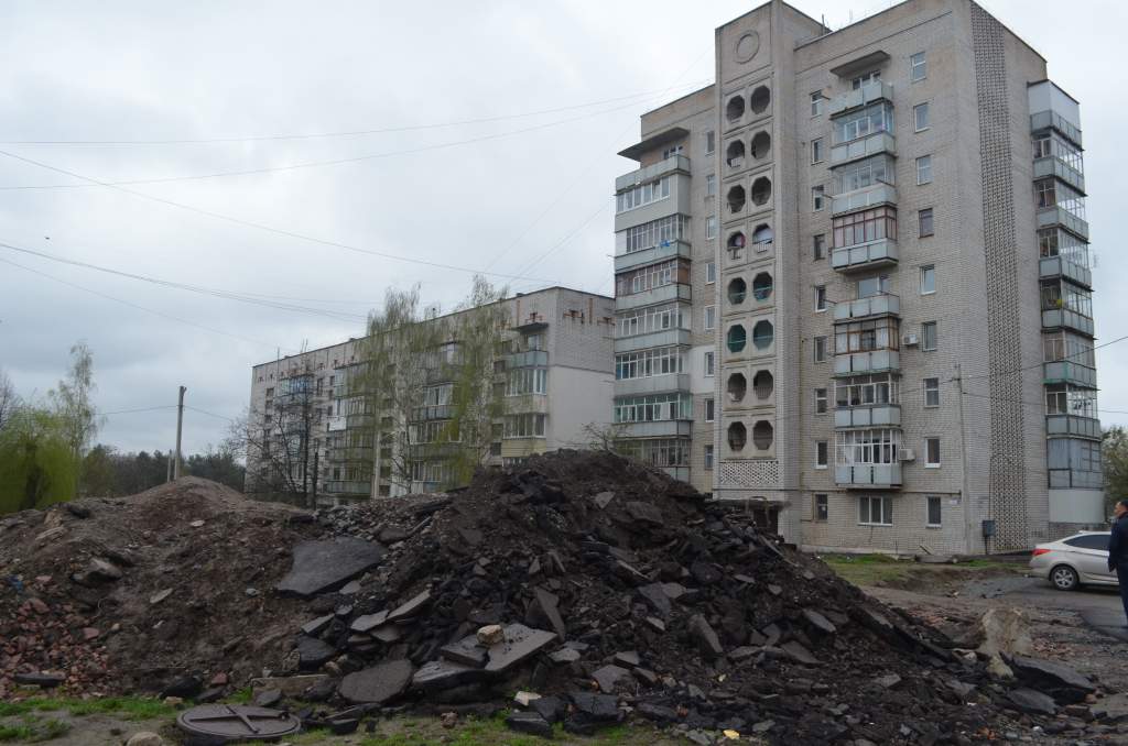 Будівельне сміття на Польовій мають вивезти до 12 квітня