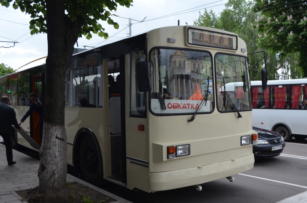 Депутатам міської ради показали реконструйований тролейбус