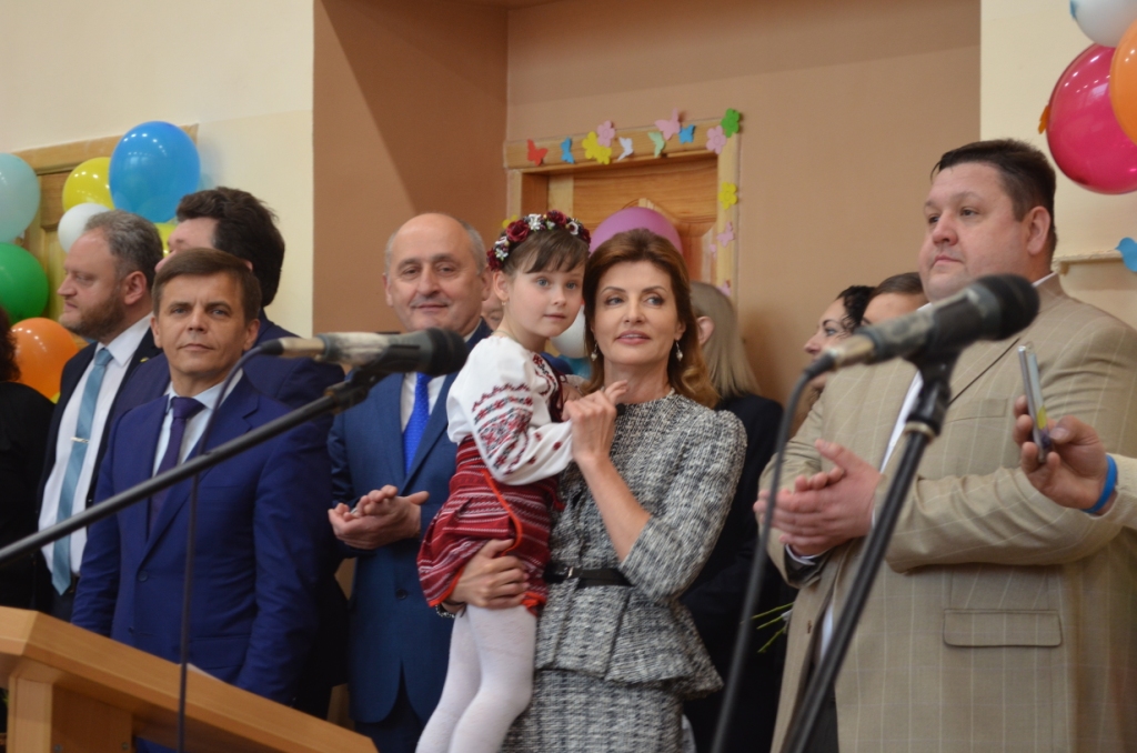 Перша леді України Марина Порошенко відвідала свято «Останнього дзвоника» у житомирській школі