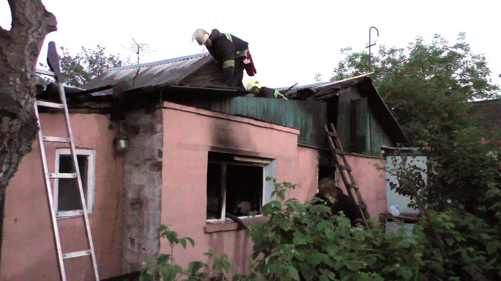 Житомир: три відділення рятувальників ліквідували пожежу в житловому будинку