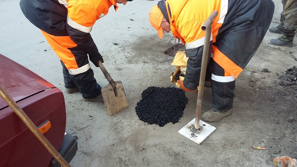 Для ремонту доріг у Житомирі застосують технологію 