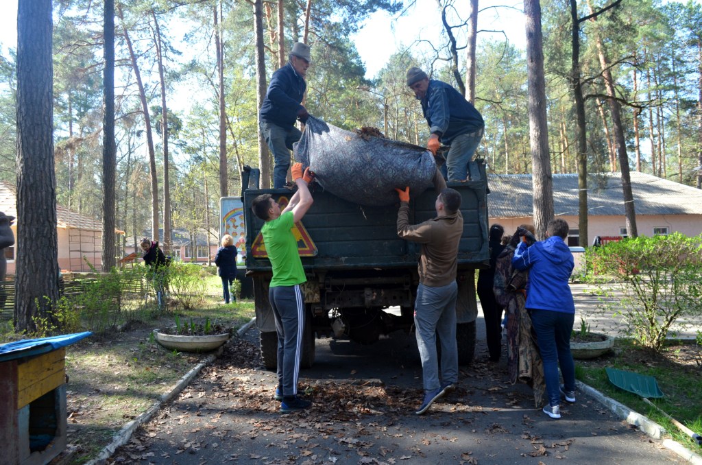 Працівники виконавчого комітету прибрали територію дитячого табору «Супутник»