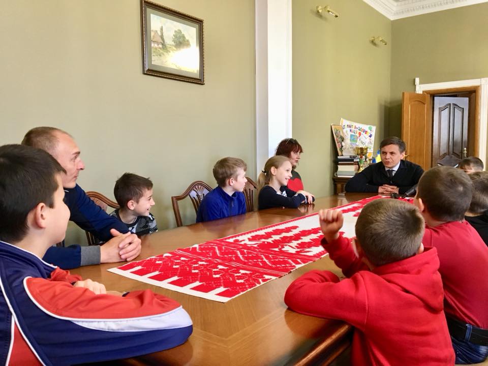 Маленькі спортсмени з Донеччини перед виїздом додому зустрілися з Сергієм Сухомлином і розповіли про свої враження від Житомира