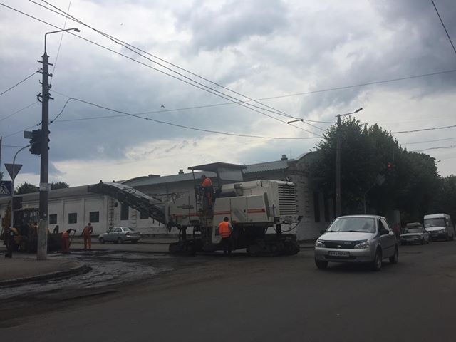 На вулицях Житомира проводять ремонт асфальтобетонного покриття