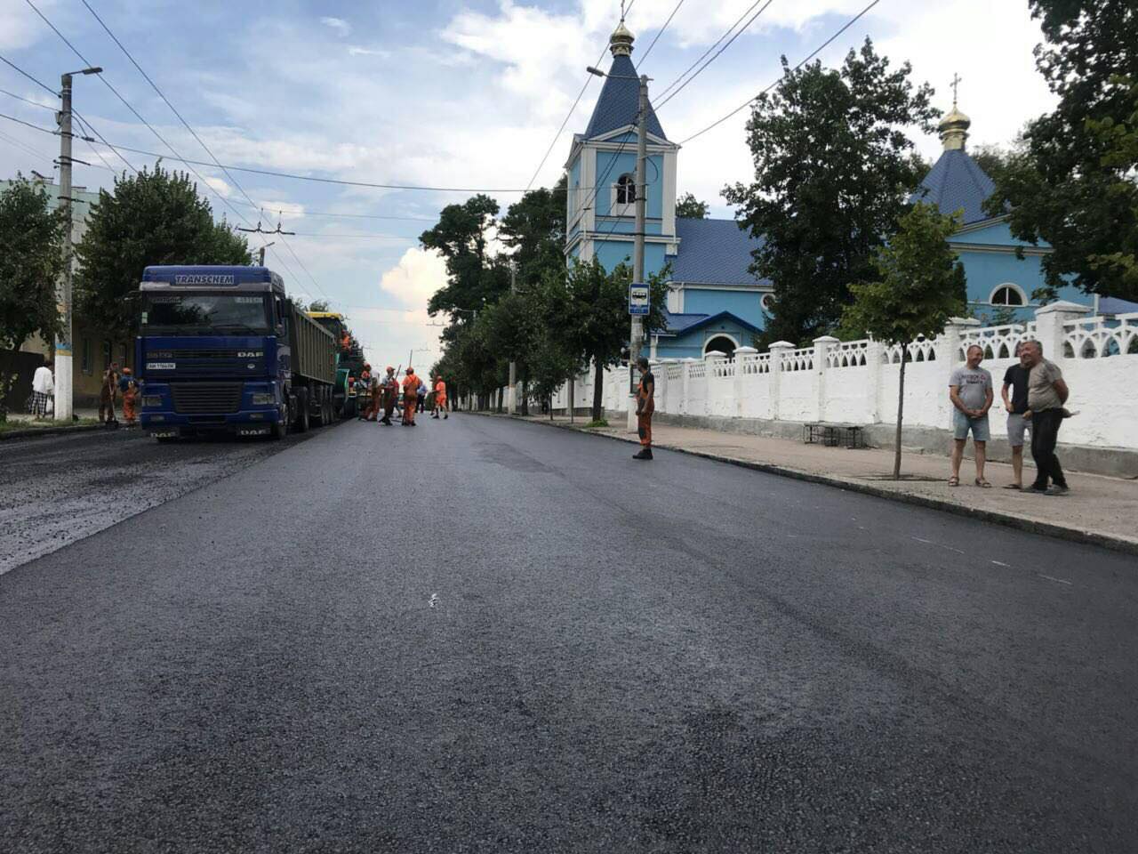 На вулиці Перемоги на першій ділянці завершуються роботи з капітального ремонту асфальтобетонного покриття проїжджої частини