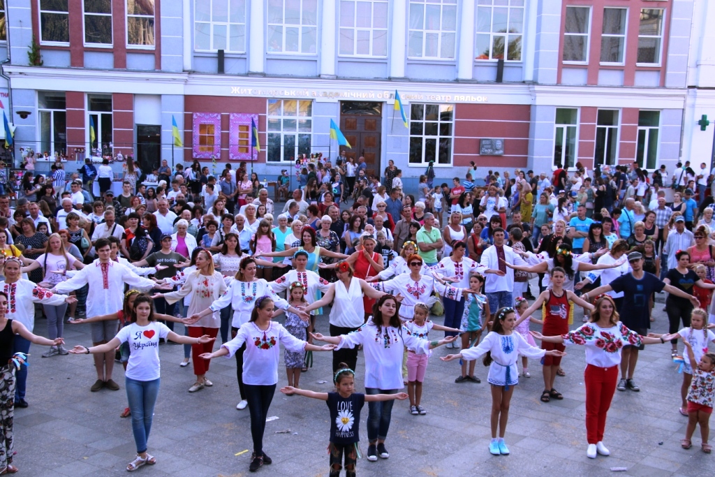 “Сильні духом” - спільне виконання українського танцю “Гопак”