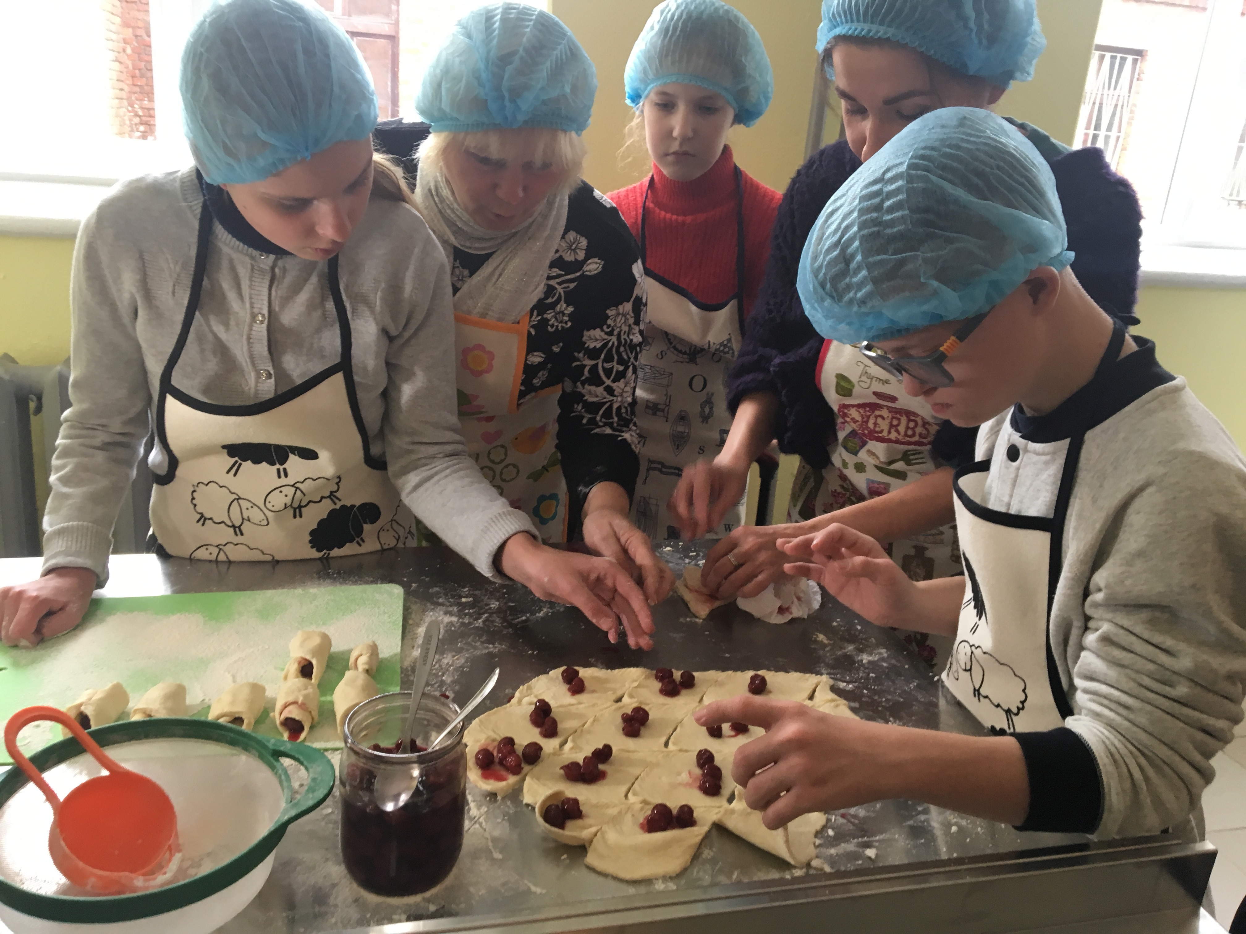 У житомирській школі «Всесвіт» відкрили міні-пекарню, де влаштовуватимуть безкоштовні майстер-класи з випічки хліба для дітей