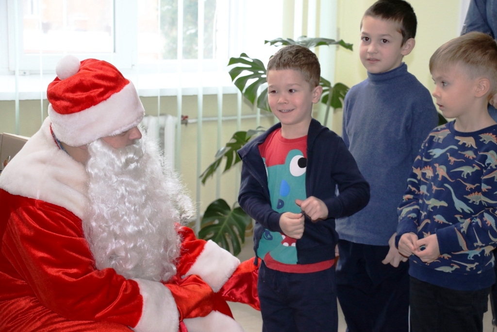 До маленьких пацієнтів дитячої лікарні  завітав із подарунками Святий Миколай