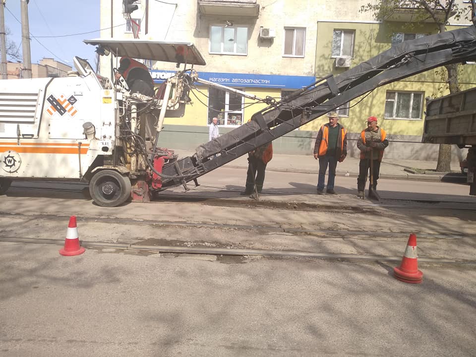 У Житомирі працівники комунальних підприємств розпочали ремонт дорожнього покриття через трамвайні колії