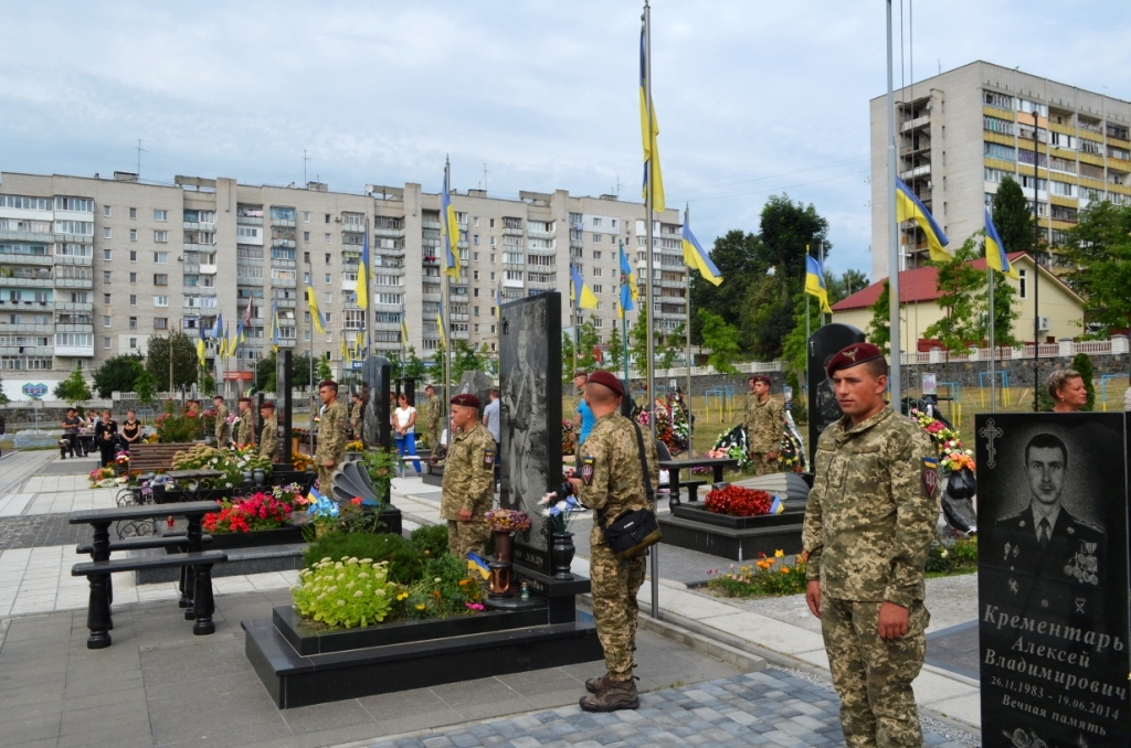 В День Державного Прапора на Смолянському кладовищі  вшанували пам’ять захисників України