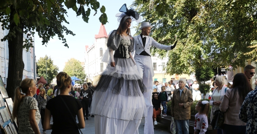 Живі скульптури, театр на ходулях, вуличні музиканти, барабанне шоу: в Житомирі триває святкування Дня міста