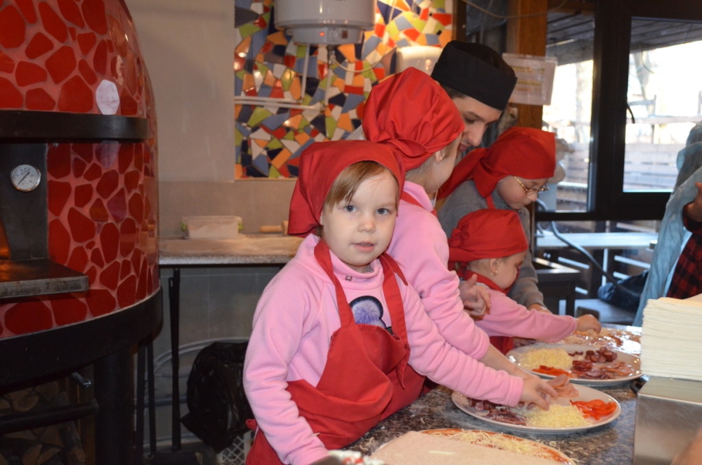 У Житомирі діти, якими опікується Служба (управління) у справах дітей, вчилися пекти піцу