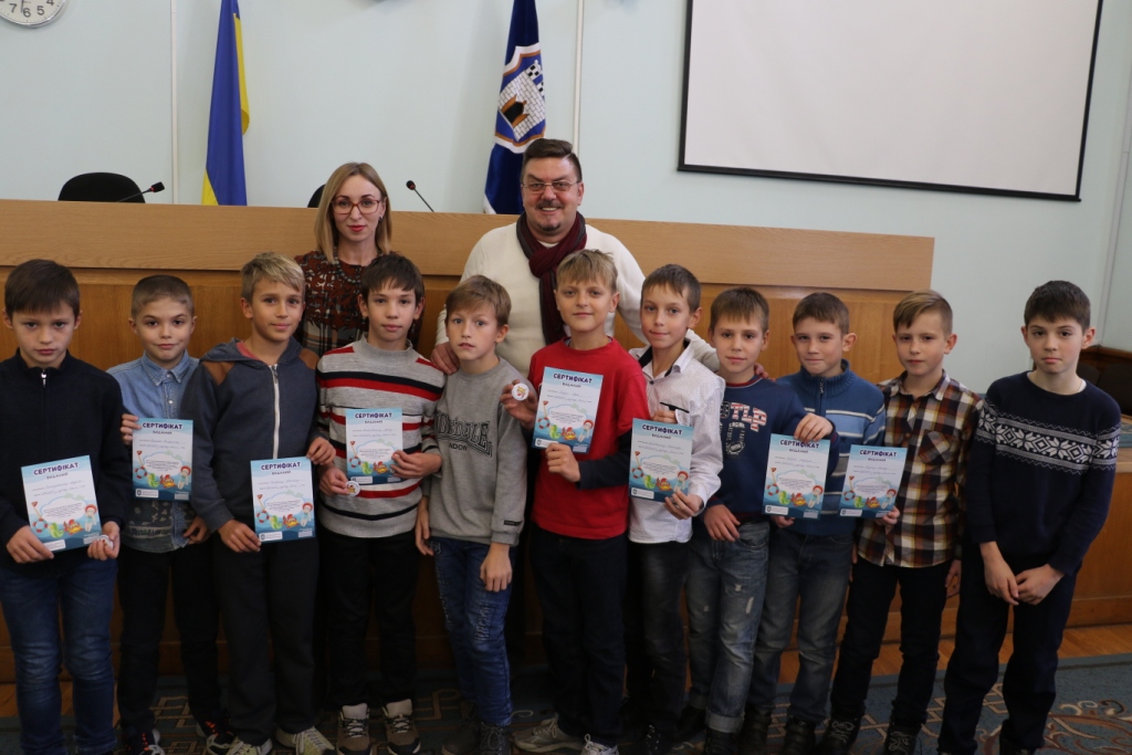 Учні житомирських шкіл отримали сертифікати про проходження міської програми «Уроки плавання»