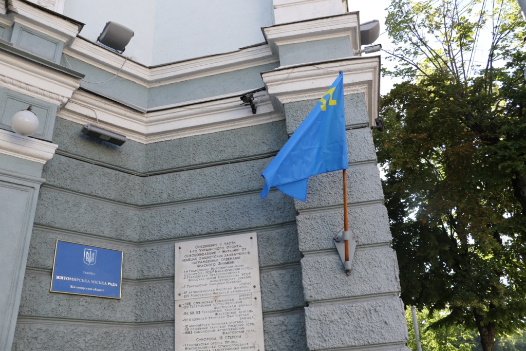 У Житомирі підняли кримськотатарський прапор як символ єдності та неподільності України