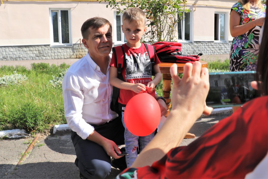 Сергій Сухомлин вручив  перші портфелики дітлахам з особливими освітніми потребами
