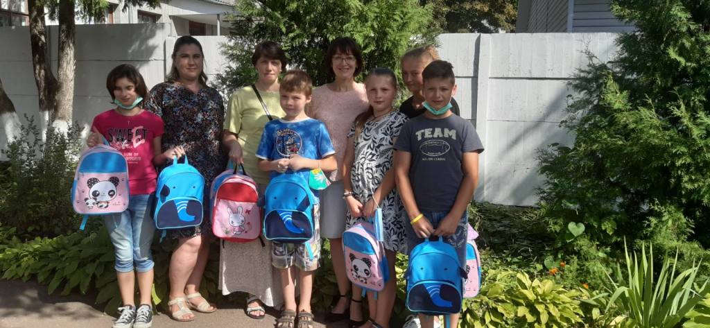Житомирським дітлахам вручили нові портфелики – тим, хто найбільше їх потребує