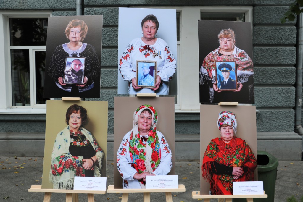 Трагічно та зворушливо: біля стін міської ради показали світлини  матерів, які втратили своїх синів на війні…