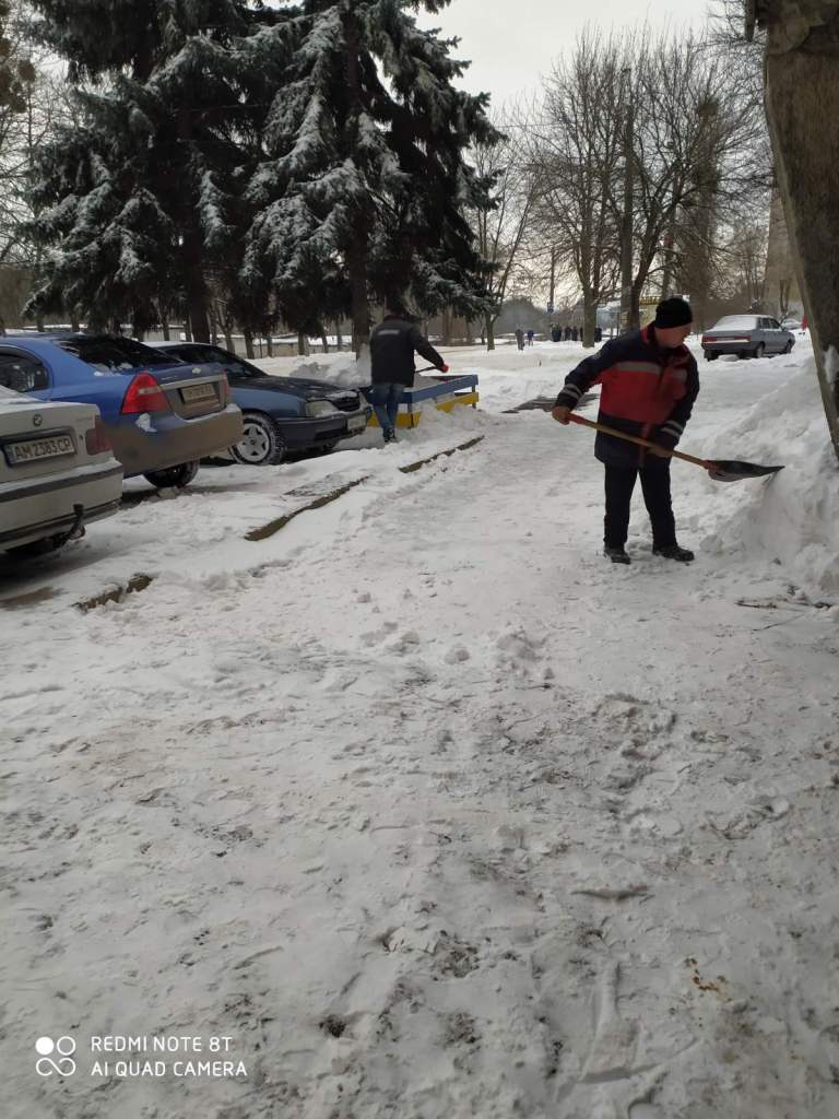 ОСББ міста Житомира активно прибирають сніг на своїх прибудинкових територіях
