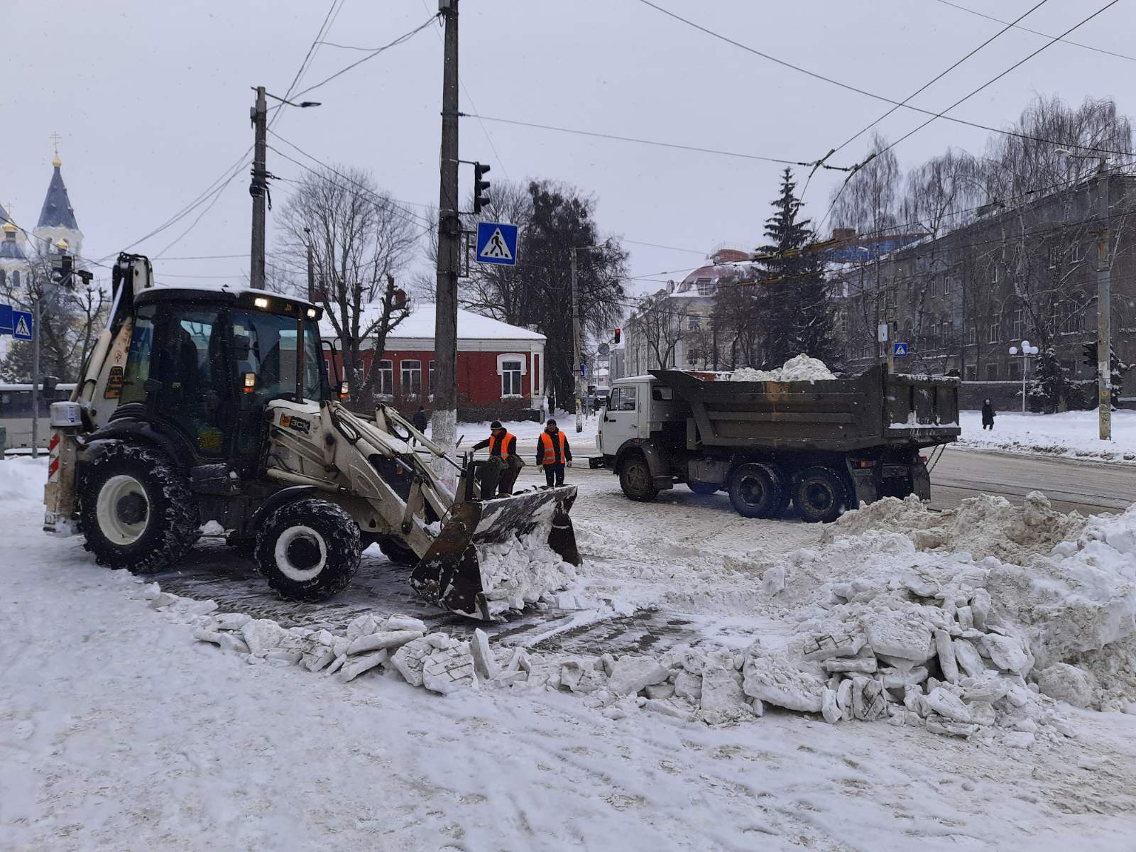 Станом на 12.00 год  комунальні служби вивезли близько 700 т снігу