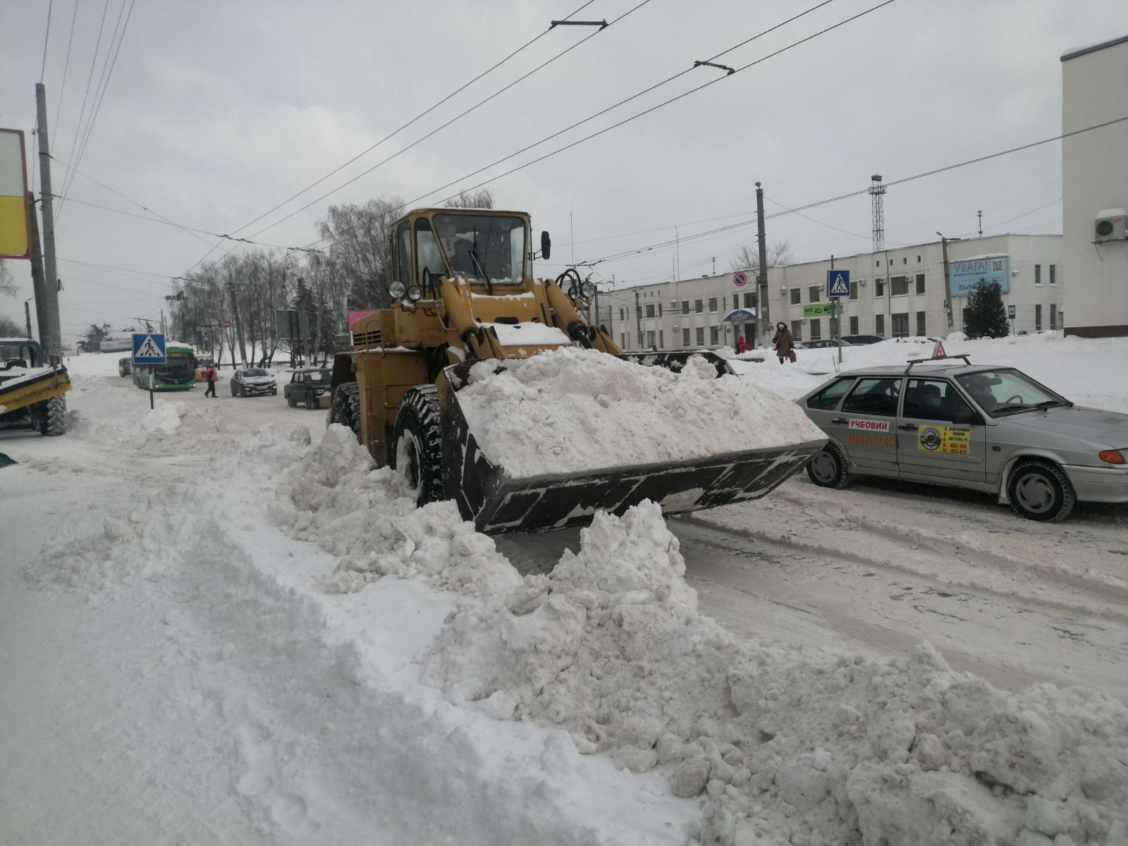  У період снігопаду вулиці міста розчищала техніка комунальних  та приватних підприємств