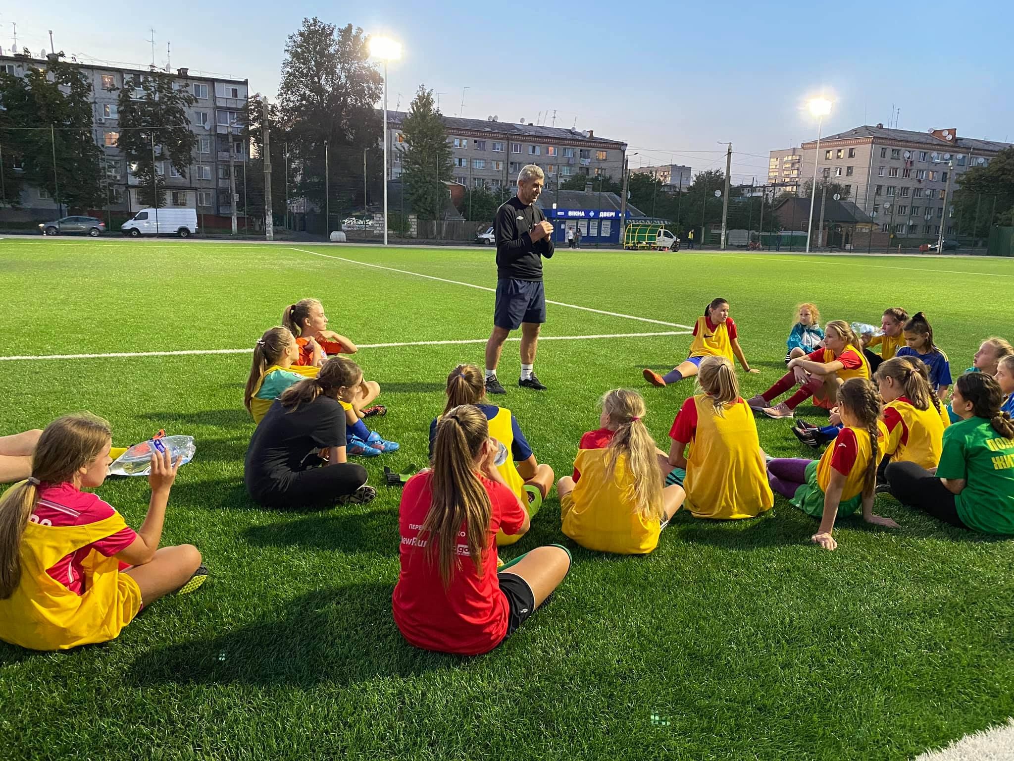 Зробити футбол цікавим для дівчат:  житомирський тренер виховує юних зірочок жіночого футболу