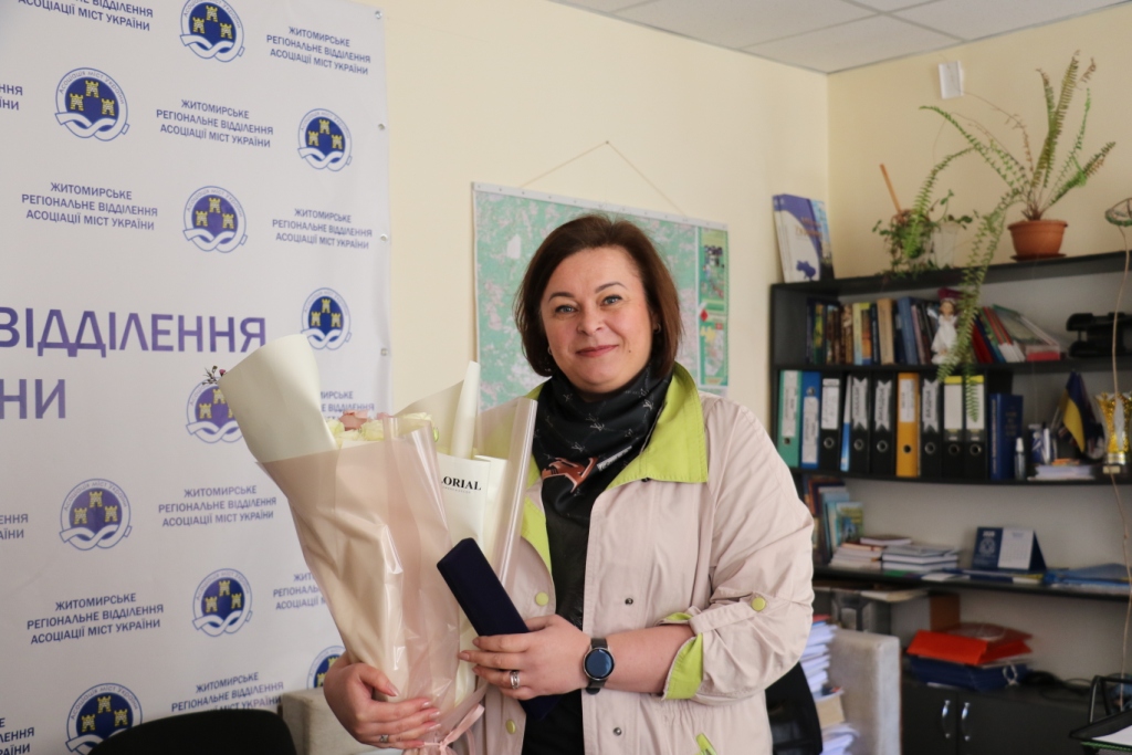 Виконавча директорка Житомирського  відділення Асоціації міст України отримала іменний годинник міського голови