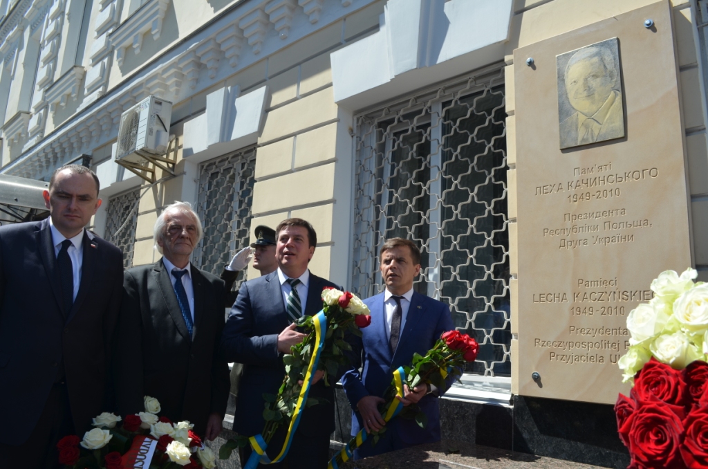 Мемориальная доска Леху Качиньскому в Житомире