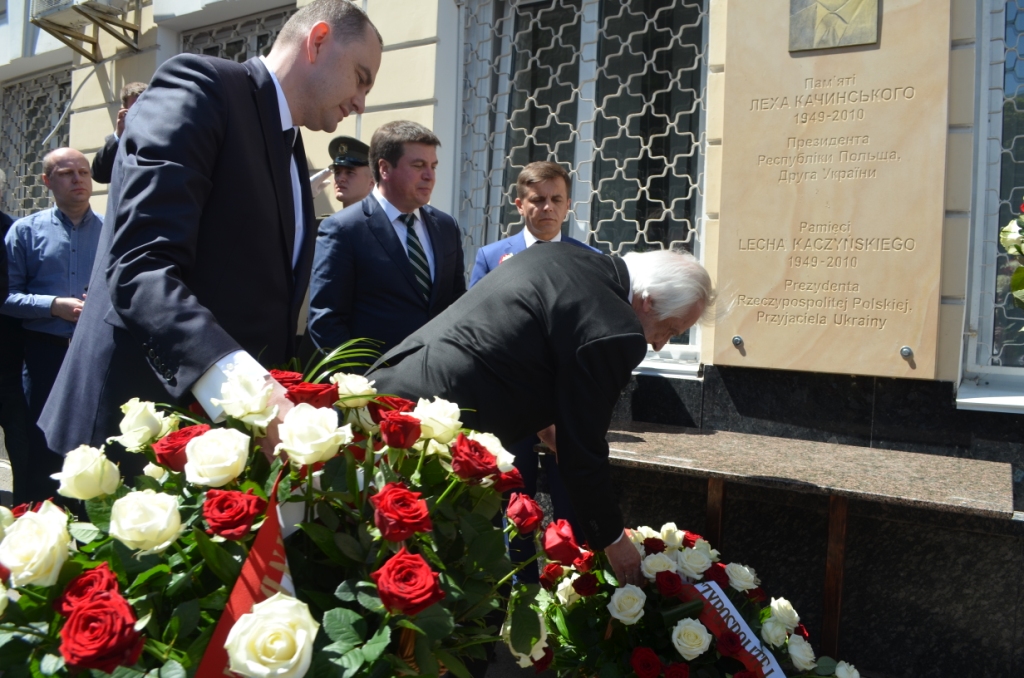 Мемориальная доска Леху Качиньскому в Житомире