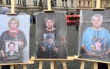 У Празі через фотовиставку показали горе українських матерів, які втратили синів на війні 