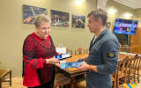 Ангеліну  Нестерову,  керівницю  зразкового фольклорного гурту «Джерельце»,  нагородили годинником міського голови
