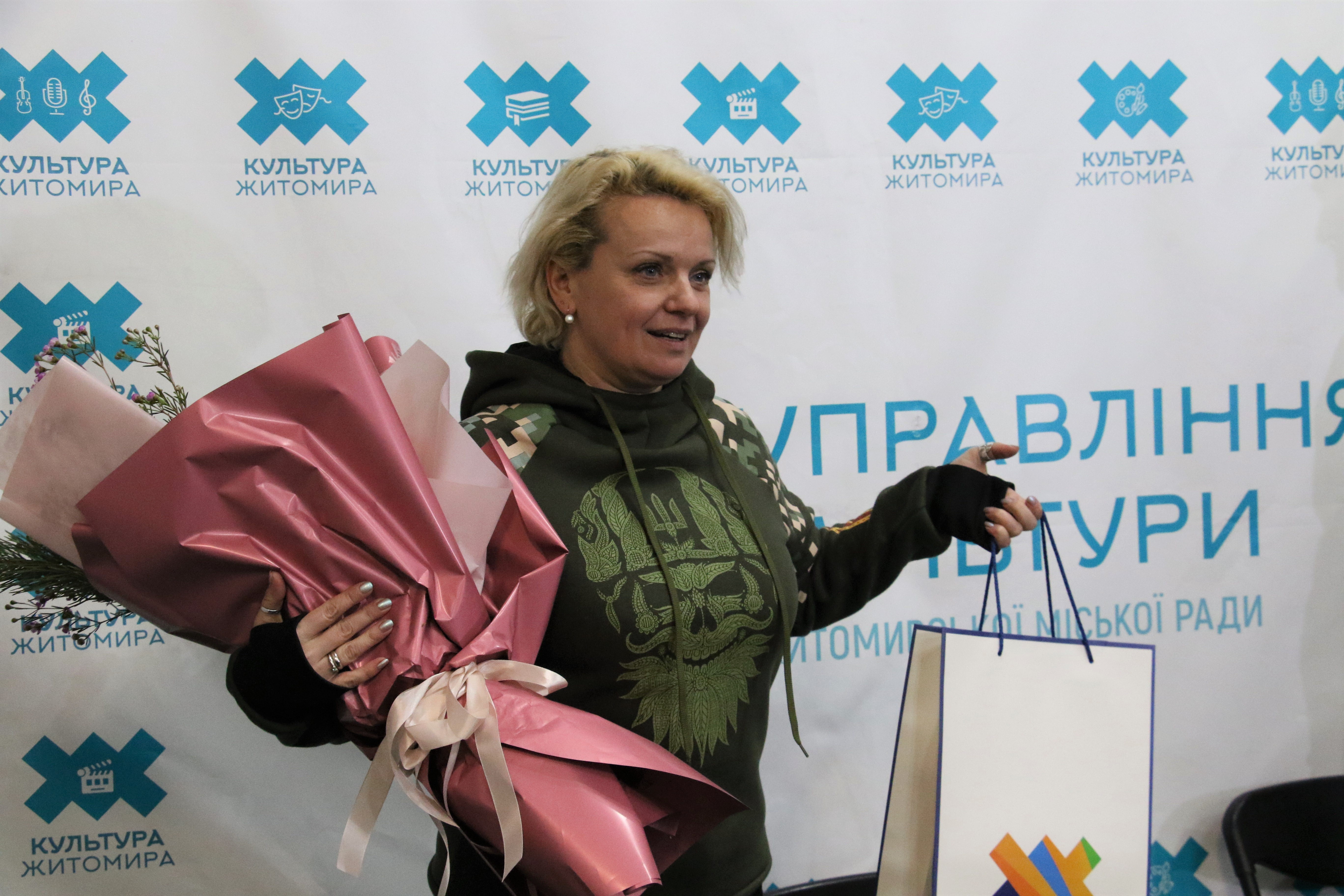 Ірма Вітовська презентувала у Житомирі стрічку «Коза Ностра. Мама їде»