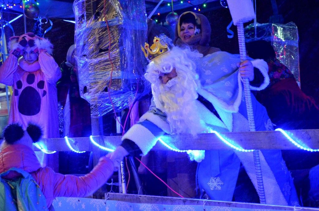 Вулицями містами курсує експрес-листівка «Вулицями з краю в край їде Святий Миколай»