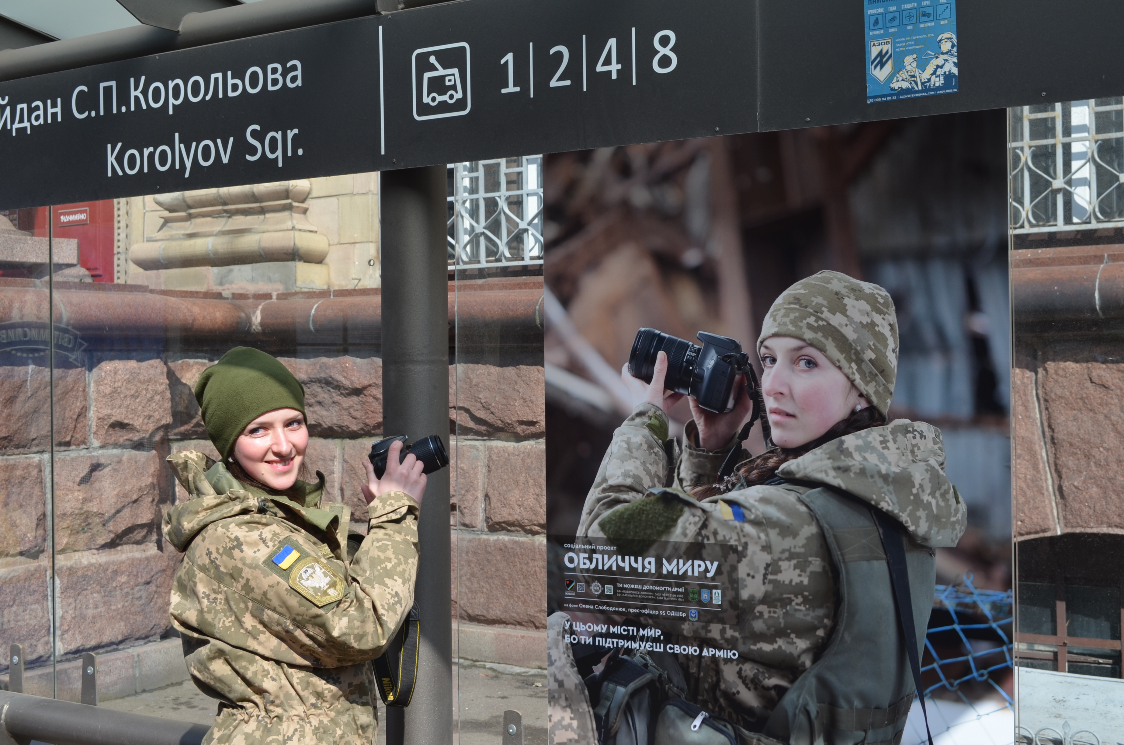 «Обличчя миру»: На зупинках громадського транспорту у Житомирі розмістили світлини українських військових