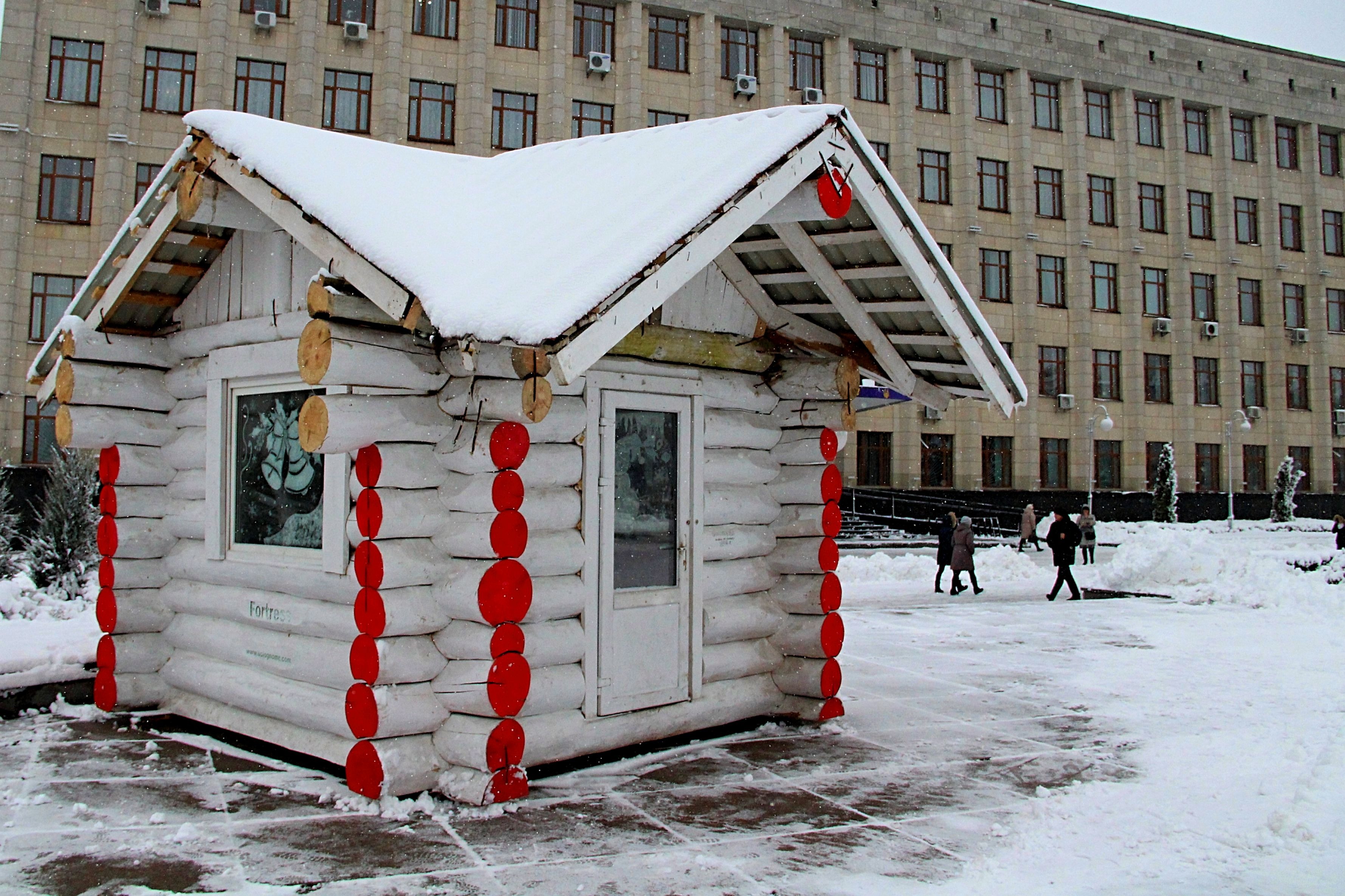У Житомирі на майдані Корольова встановили будиночок Святого Миколая, який запрацює 19 грудня