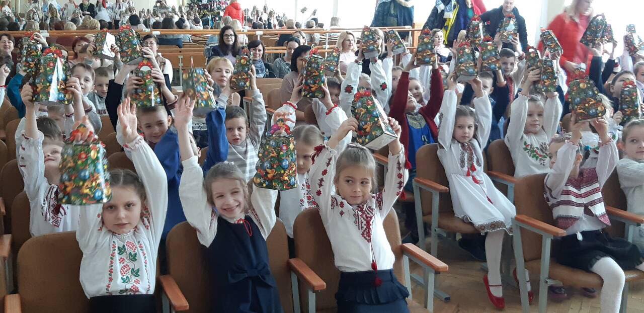 Солодкі подарунки до новорічних свят отримали учні молодших класів у Житомирі 