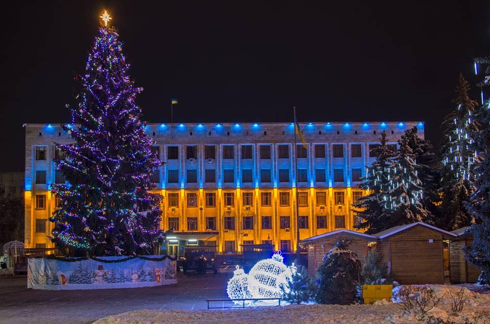 На Новий рік та Різдво головний майдан Житомира прикрашатиме 17-метрова блакитна ялина 