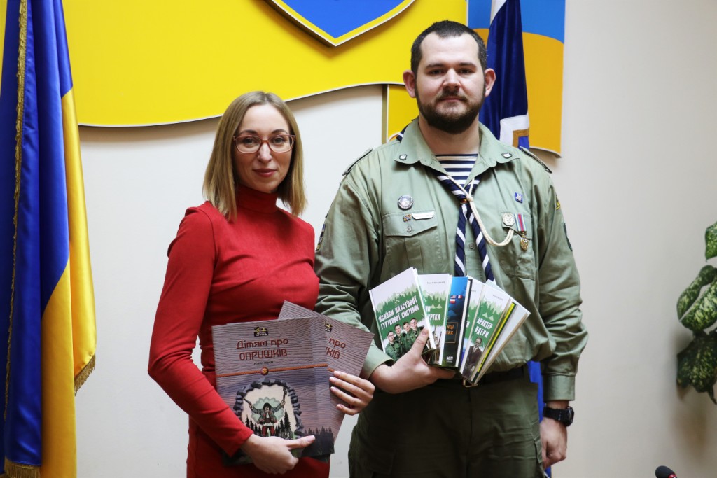 Житомирські школи отримали посібники, покликані допомогти в організації  військово-патріотичного виховання учнівської молоді