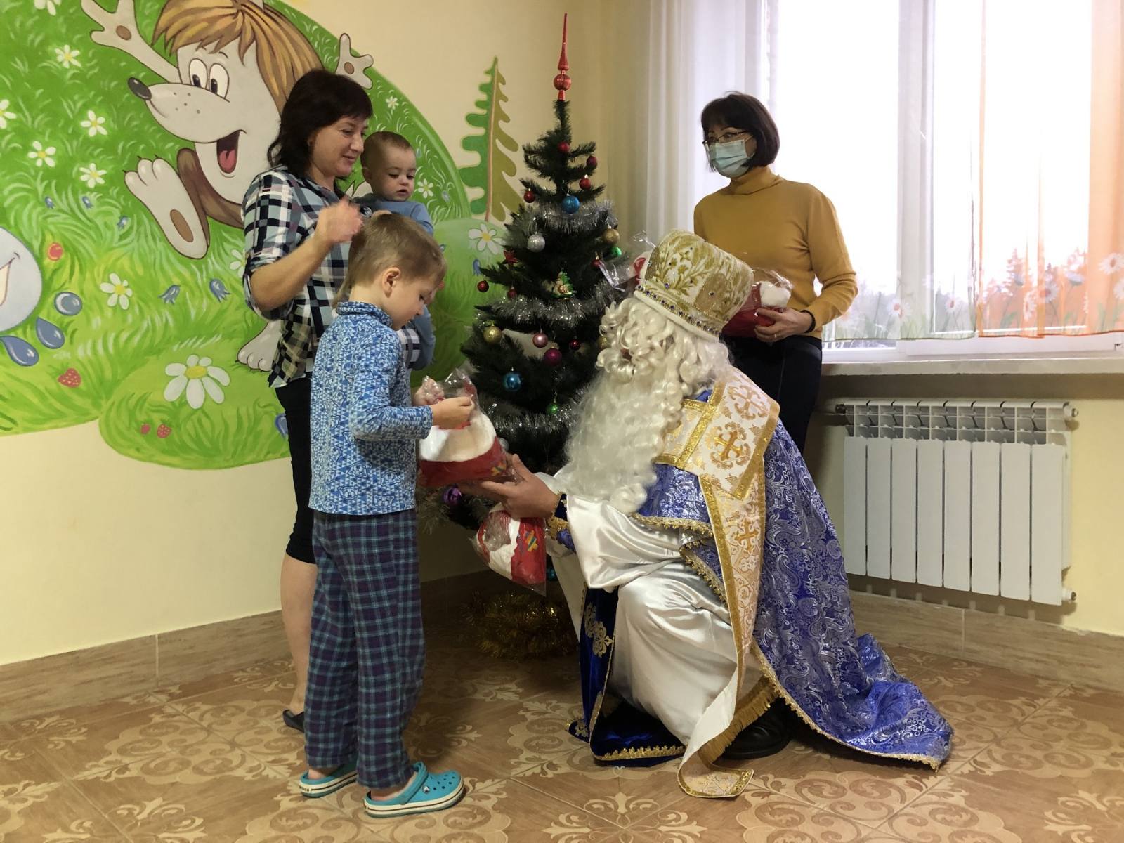 Маленьких пацієнтів дитячої лікарні  привітали з новорічними та різдвяними святами