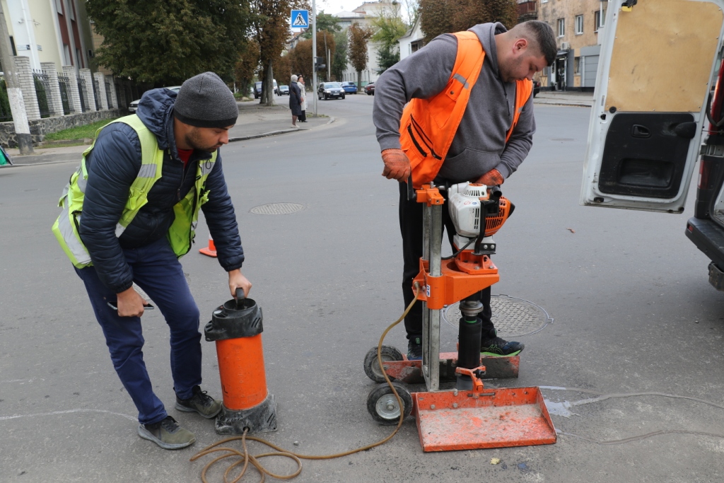 Представники міської ради перевірили якість виконання робіт з поточного ремонту дороги на вулиці Святослава Ріхтера.