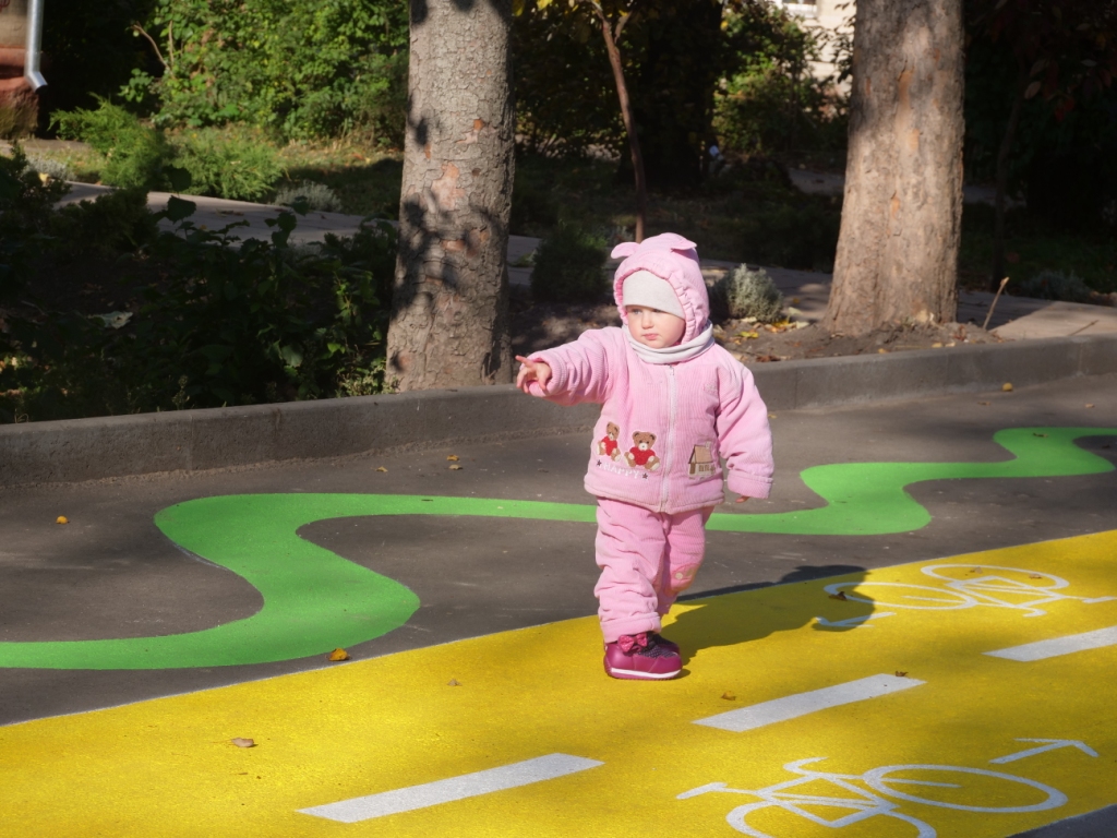 Біля скверу на вулиці Лятошинського зʼявився кольоровий інтерактивний дитячий майданчик