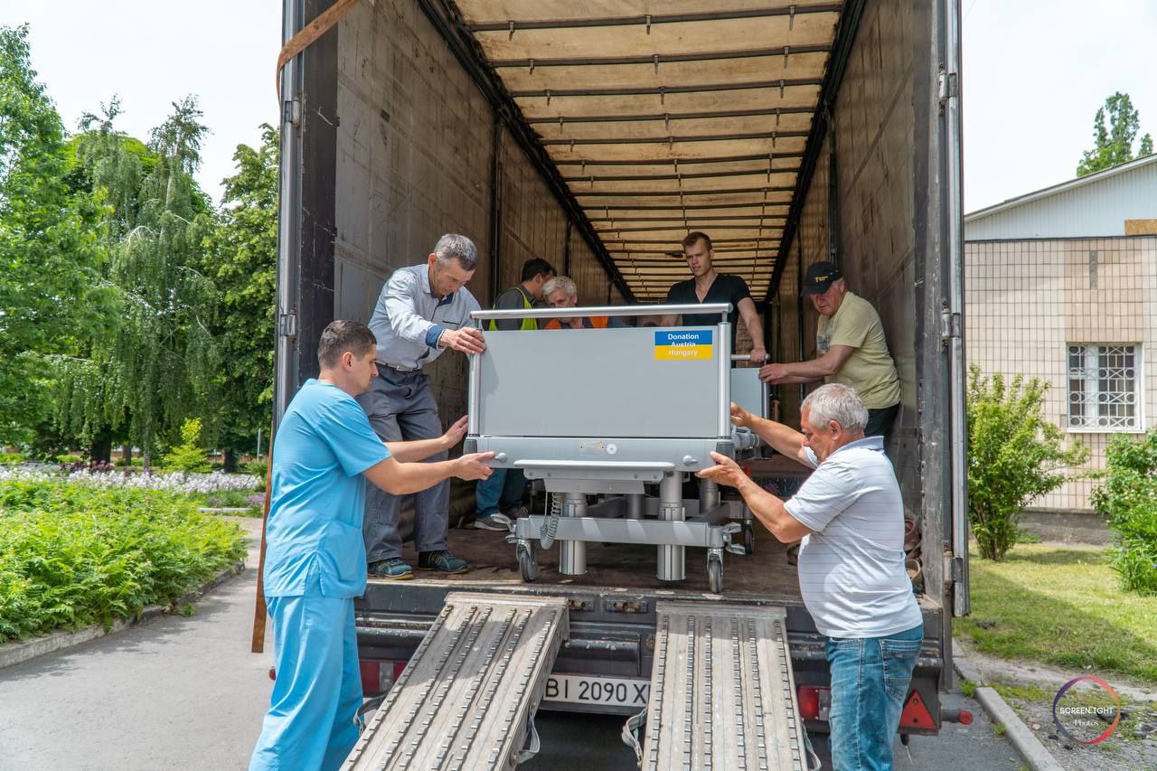 Житомирські лікарні отримали реанімаційні ліжка та респіраторне обладнання від Фонду громади Житомира