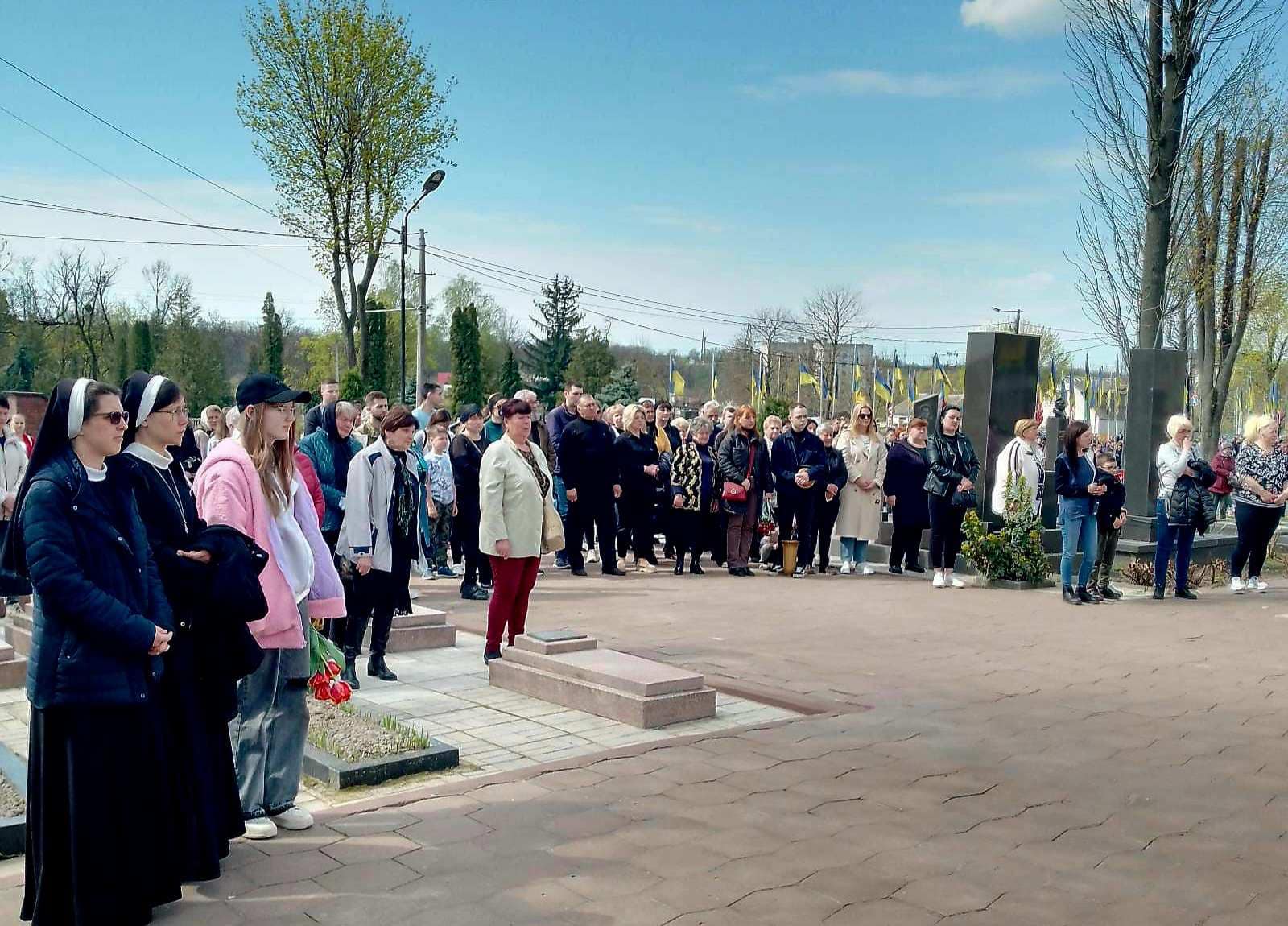 У провідну неділю на Смолянському міському військовому цвинтарі відбулася спільна молитва за упокій полеглих за Україну Захисників