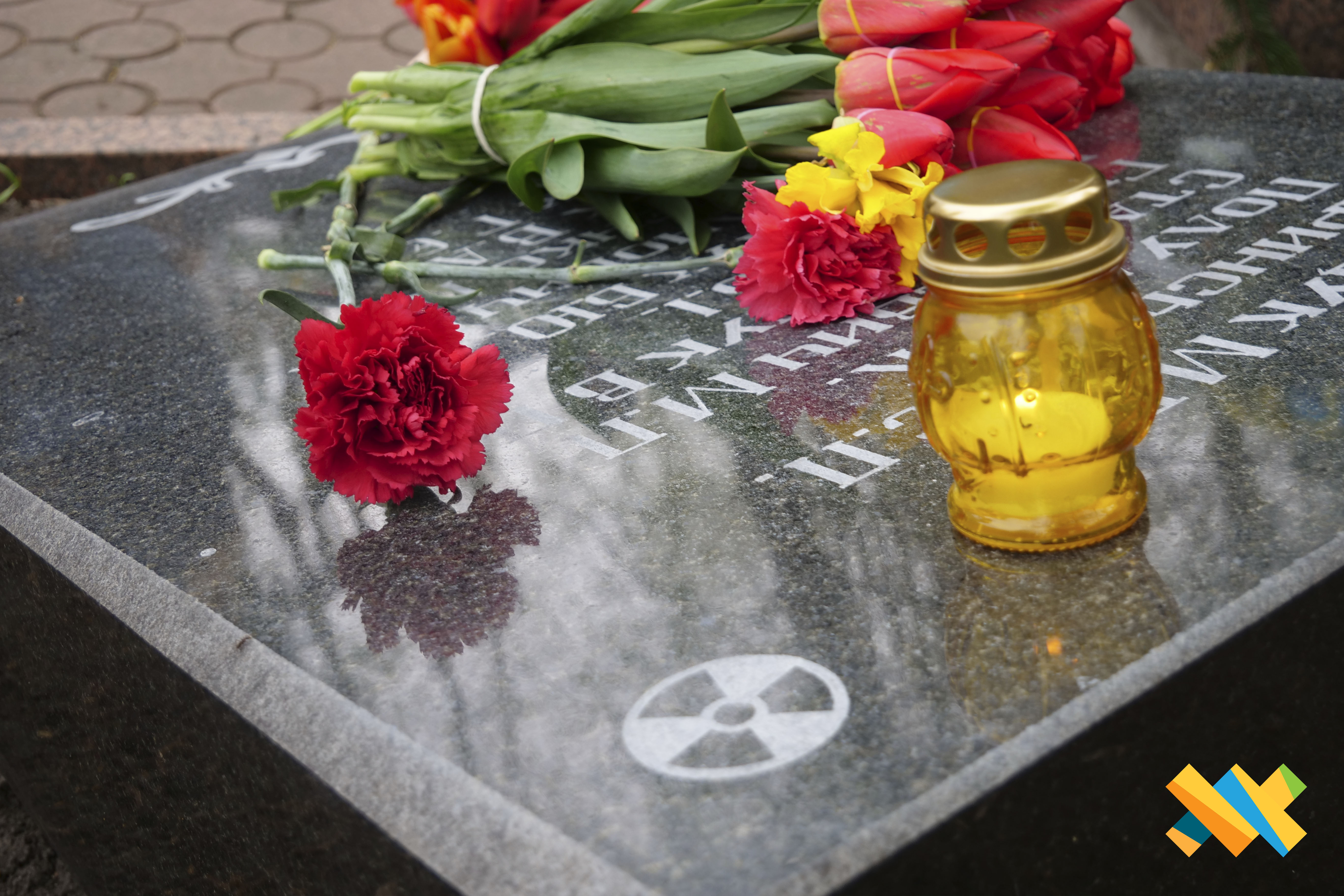 Сьогодні, у 37-му річницю Чорнобильської трагедії, пам’ять загиблих ліквідаторів вшанували покладанням квітів до пам’ятних знаків