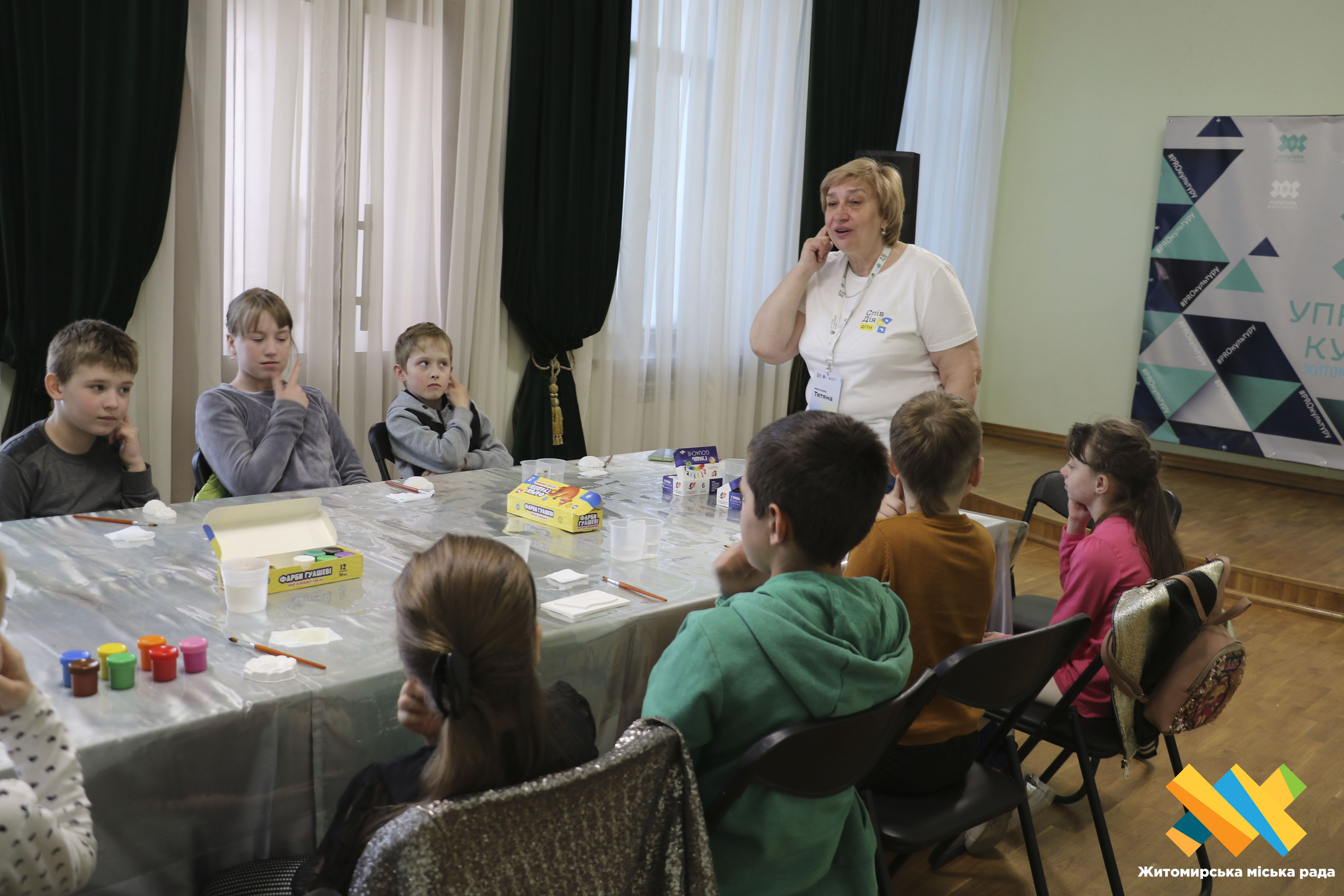 Лікування мистецтвом: в Домі української культури діти розписували гіпсові фігурки