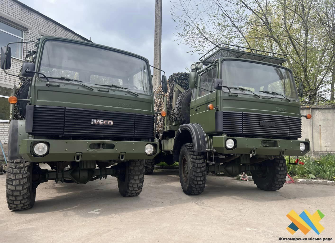 Військовим частинам, які базуються на Житомирщині, передали 4 вантажівки Iveco Magirus