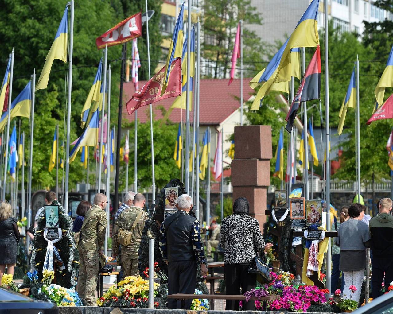 На Смолянському військовому цвинтарі в День Героїв вшанували памʼять Захисників, полеглих у війні з російським окупантом…