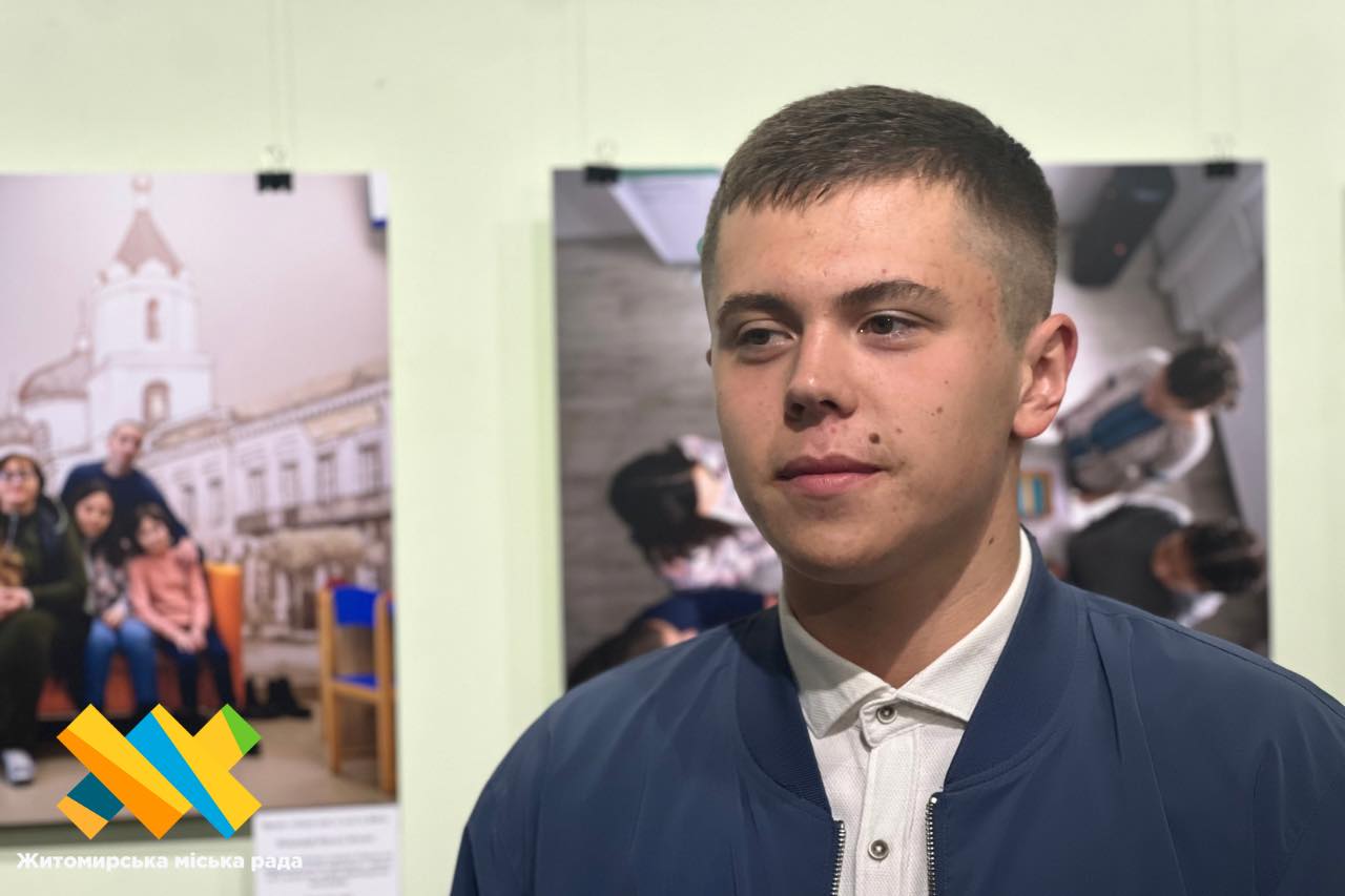 «Хочу, щоб про Житомир дізналося більше людей», — 18-річний Григорій про участь у фотопроєкті «Один день з життя ВПО»