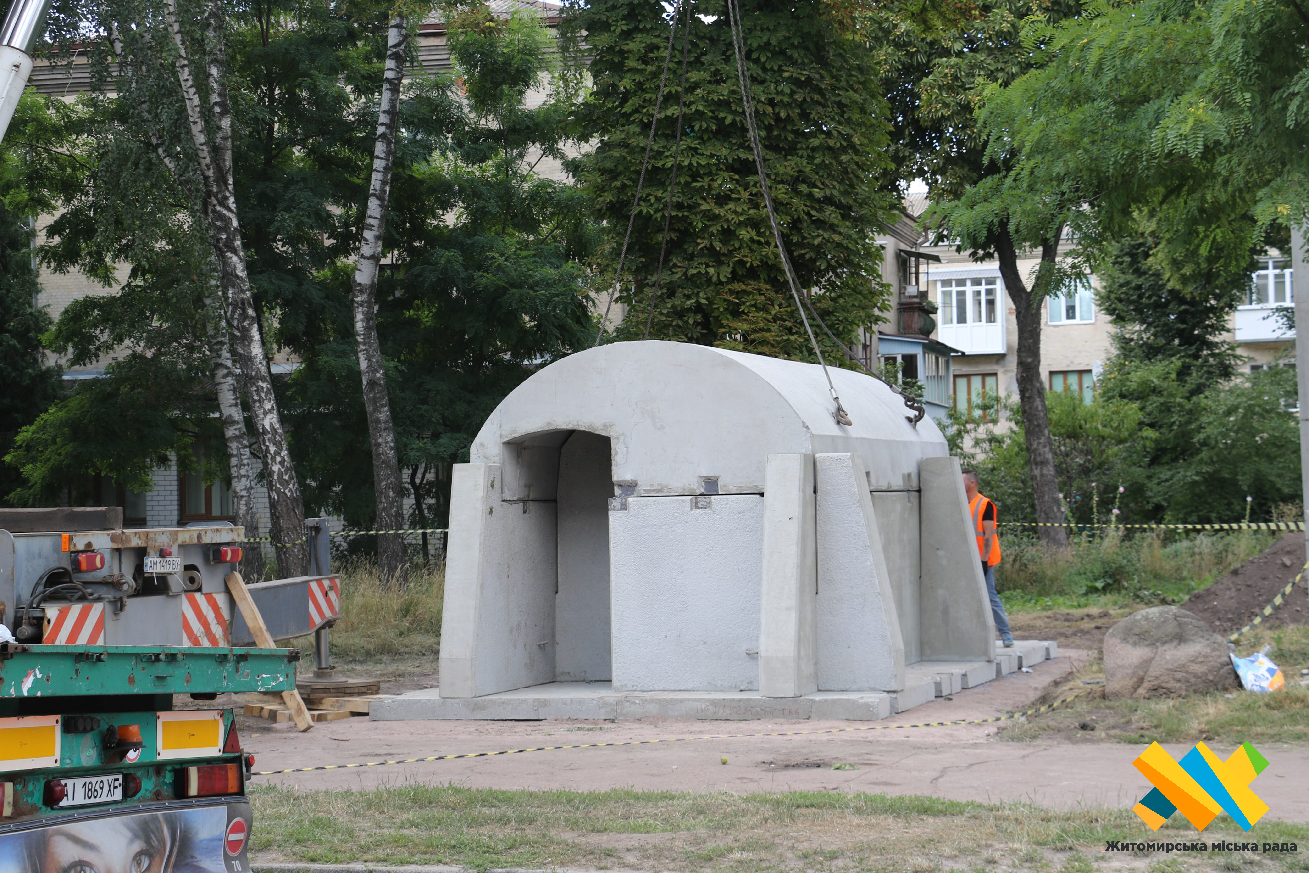 У Житомирі встановили перше укриття на вулиці Лятошинського поблизу скверу