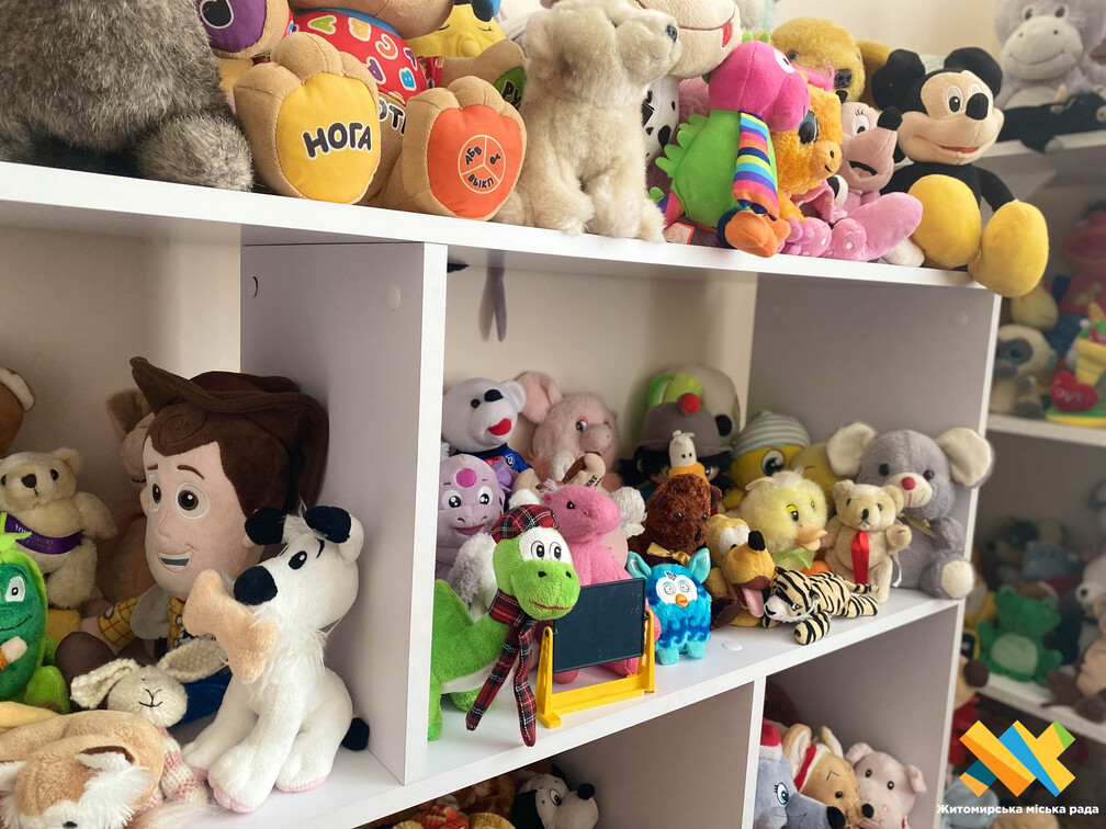  Психологічна підтримка дітей в умовах війни: у Житомирі  працює  «Кімната терапії іграшкою»